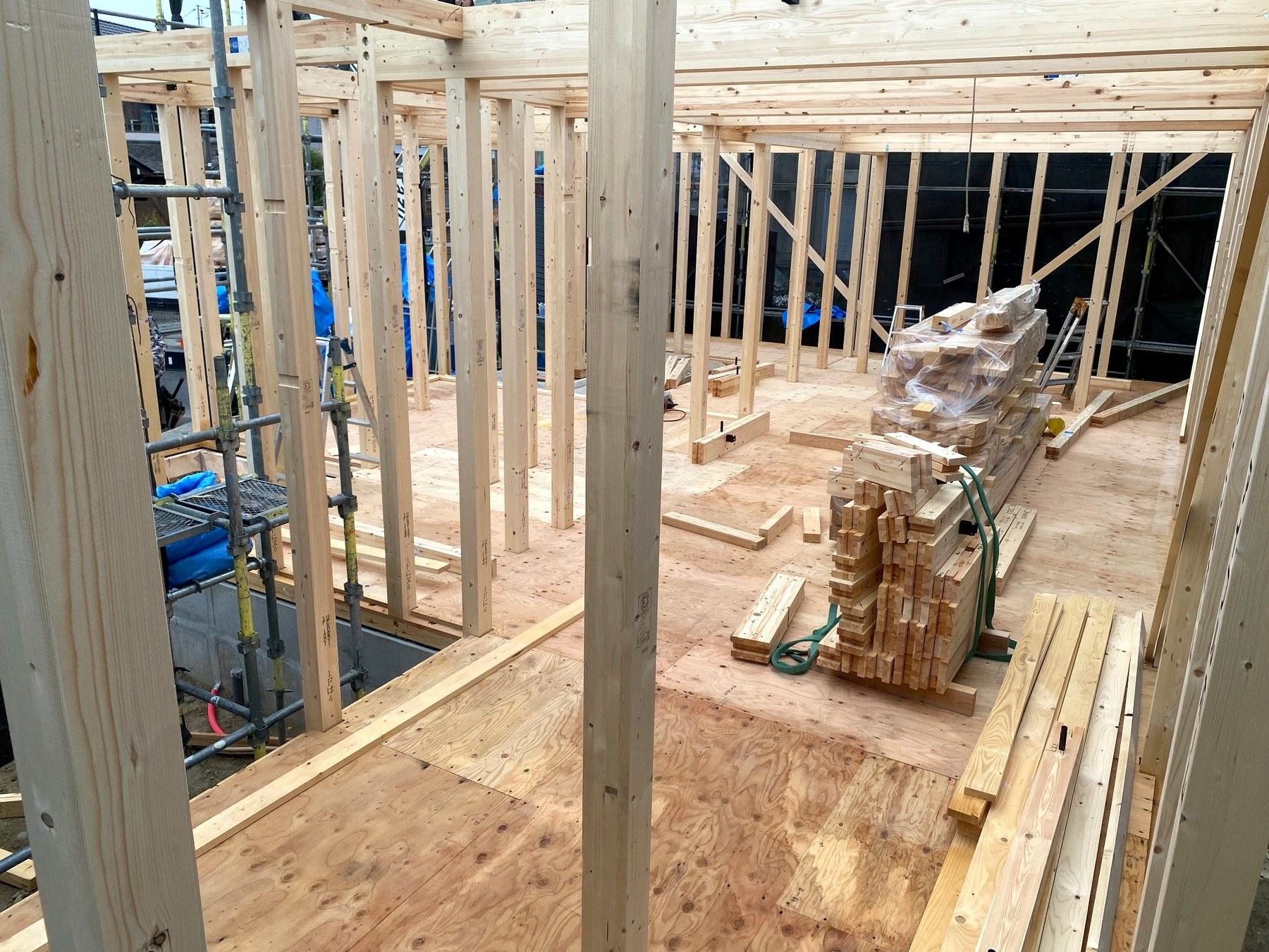 上棟後に組み上がった木造住宅の柱と梁