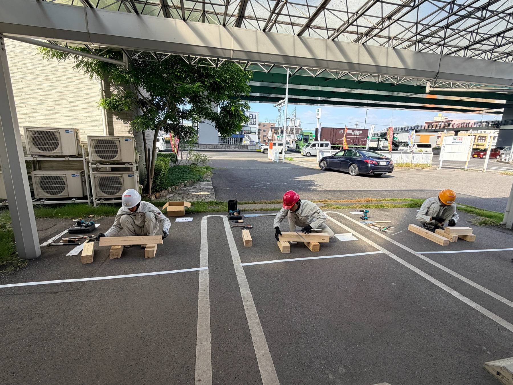 屋外の作業スペースで技能テストに取り組むインドネシアからの技能実習生