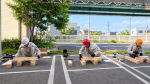 屋外の作業スペースで技能テストに取り組むインドネシアからの技能実習生